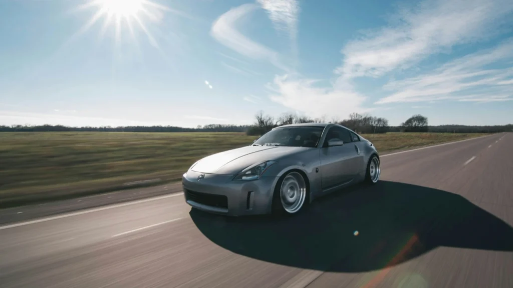 Nissan 350z grise, un vrai jouet sur les routes de campagne