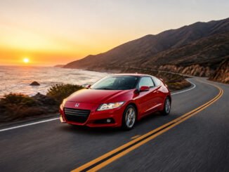 Honda cr z rouge sur route cotiere au coucher du soleil