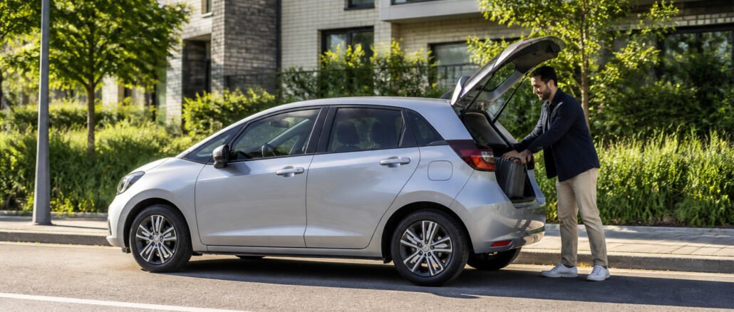 Voiture argentee pratique en ville