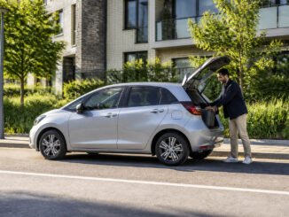 Voiture argentee pratique en ville