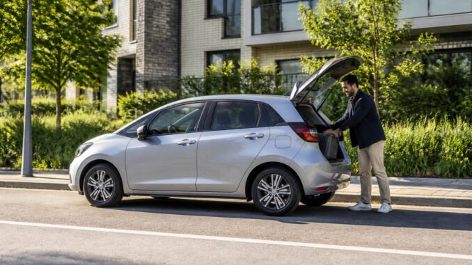 honda-jazz-hybride-avis-et-essai-complet-en-2026 Voiture argentee pratique en ville